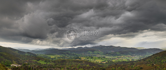 西班牙坎塔布里亚的一个绿峡谷上 乌云笼罩着黑暗的暴风雨风暴天气地平线森林旅行爬坡自然村庄戏剧性气象图片