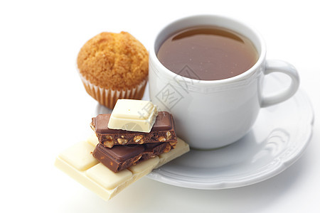 巧克力 茶叶和松饼 在白色上隔绝桌子风格早餐面包牛奶小吃房子飞碟食物甜点图片