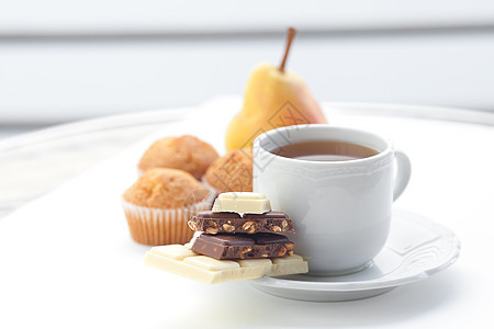 巧克力 茶 松饼和梨图片