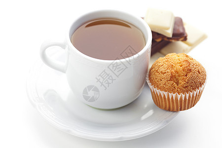 巧克力 茶叶和松饼 在白色上隔绝糕点食物牛奶装饰飞碟甜点小吃房子杯子早餐图片