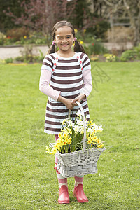 女孩在花园里拿着一篮子水仙图片