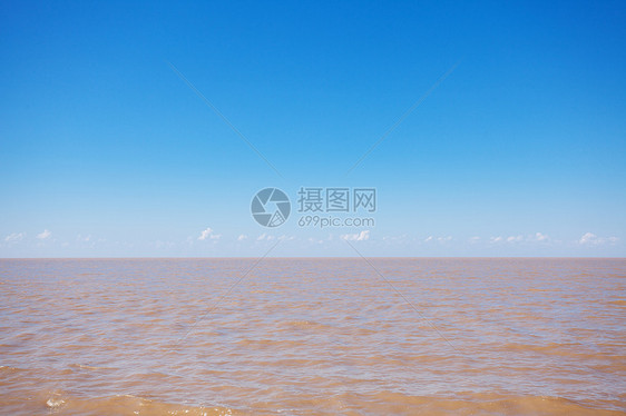 蓝天背景下的拉普拉塔河图片