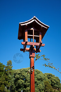 蓝天背景的日光灯笼森林冥想文化公园竹子房子植物池塘石头叶子图片