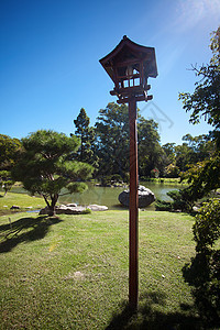 蓝天背景的日光灯笼石头叶子森林花园小路房子园艺池塘冥想公园图片