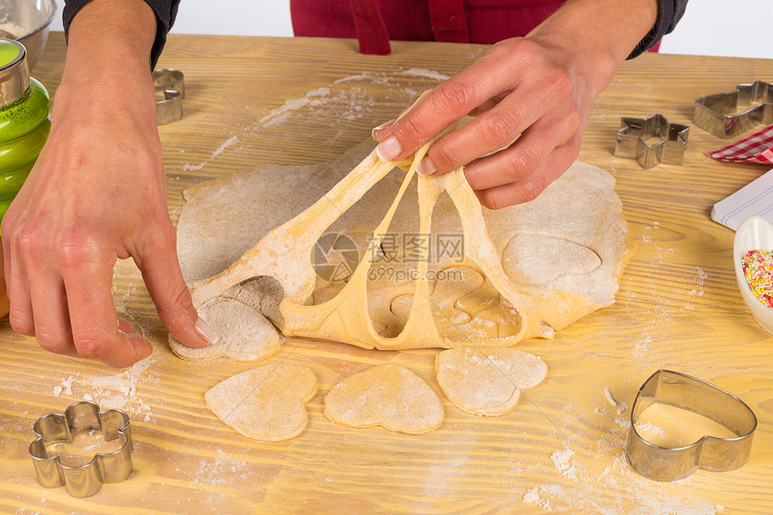 准备精美形状的饼干面粉用具女性糕点厨师食物烘烤甜点刀具水平图片