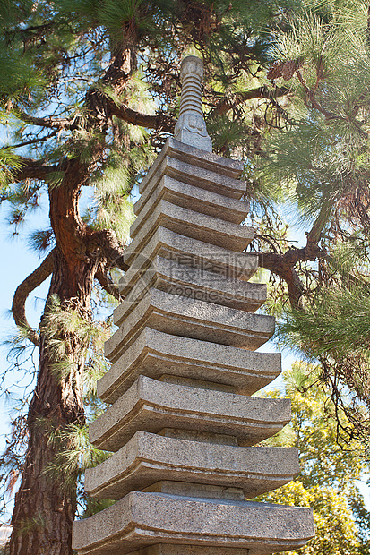 绿树背景的石头塔石塔季节叶子公园园艺小路石头森林天空灯笼池塘图片