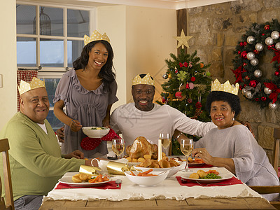 成年非洲裔美国人家庭在圣诞节晚宴上吃圣诞晚饭图片