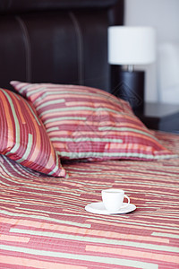 床铺和枕头 在床边桌子和灯台上喝茶软垫气氛窗帘亚麻房间窗户卧室国王床单家庭图片
