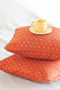 躺在床上的枕头上来源气氛木头毛巾杯子床单早餐酒店卧室寝具图片