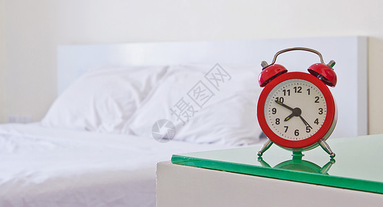 卧室的闹钟钟时间红色枕头女性闹钟图片