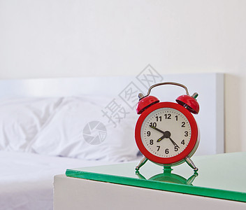 卧室的闹钟钟时间女性闹钟红色枕头图片