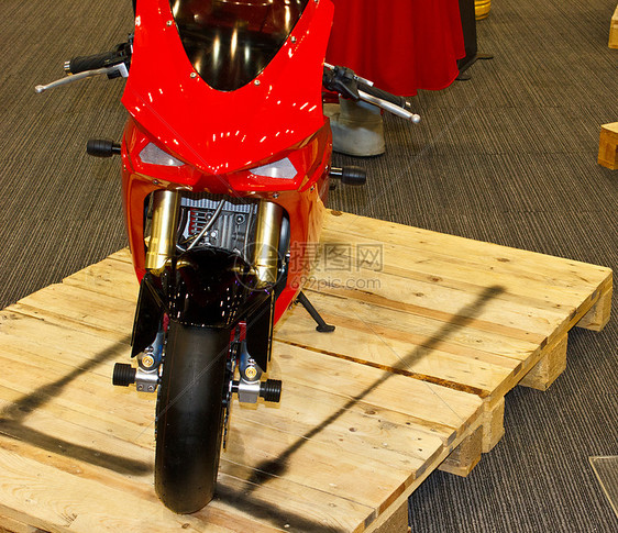 红色摩托车反射合金车轮自由发动机驾驶运输跑车排气马力图片