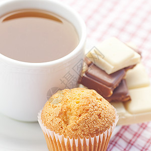 方格织物上巧克力 茶叶和松饼飞碟桌子房子生活芯片甜点美食小吃杯子食物图片