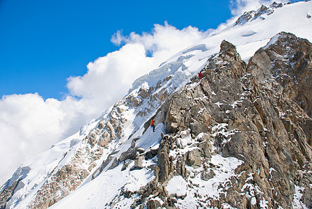 美丽的山天空太阳旅游顶峰远景滑雪高度蓝色旅行滑雪板图片