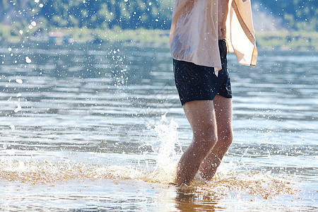男人的腿在水中跳动图片
