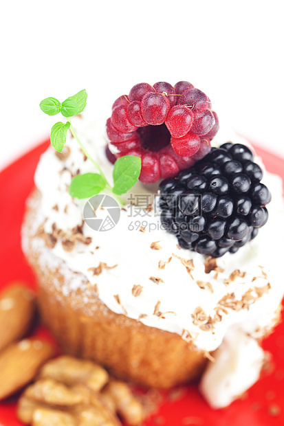 松饼加奶油 薄荷奶油 草莓 黑莓和核覆盆子巧克力盘子坚果鞭打食物浆果早餐甜点芯片图片