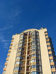 多层现代房屋阳台地面天空窗户蓝色全景建筑学玻璃装饰品合奏图片