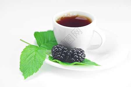 茶杯和黑莓 白底有叶子图片