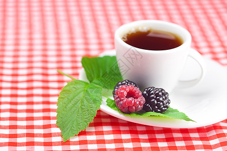 茶杯 草莓和黑莓 用白边织布上叶子水果国家营养浆果宏观格子手工早餐飞碟小吃图片