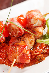 好吃的烤肉串美食沙拉猪肉绿色食物香肠胡椒熏肉香料盘子图片