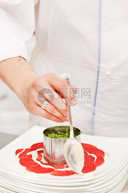 制作calpaccio的厨师厨房胡椒餐厅奢华沙拉草药牛肉片牛肉蔬菜叶子图片