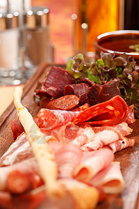 肉食开胃菜熏肉猪肉香肠红色派对服务草本植物食物小吃午餐图片