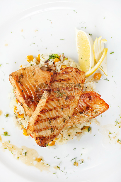 带大米的鱼牛排玉米烧烤食物鱼片晚餐沙拉草本植物营养餐厅青豆图片