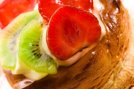 带新鲜水果的法国蛋糕面包糖果奶油餐厅果味甜点浆果篮子食物美食图片