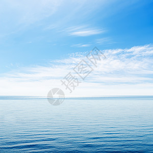 蓝色的海和云天在天空之上天气宗教环境地平线旅行生态冲浪季节假期反射图片