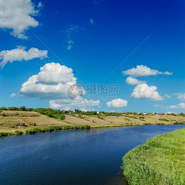 蓝色的河流和蓝天太阳光线太阳国家海岸海岸线风景爬坡晴天溪流流动图片