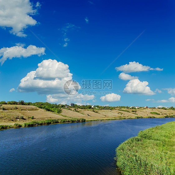 蓝色的河流和蓝天太阳光线太阳国家海岸海岸线风景爬坡晴天溪流流动图片