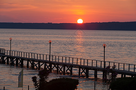 Dardanelles的木制平台 亚洲在欧洲的视野旅游旅行海岸线海滩码头火鸡海峡访问日落休息图片