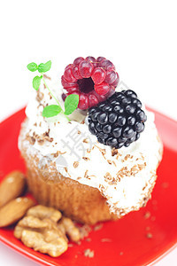 松饼加奶油 薄荷奶油 草莓 黑莓和核小雨食物飞碟浆果巧克力盘子甜点早餐蓝色小吃图片