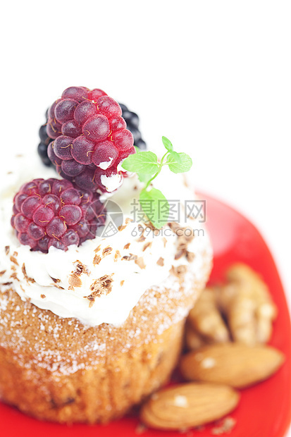 松饼加奶油 薄荷奶油 草莓 黑莓和核浆果盘子小吃芯片蛋糕坚果飞碟巧克力蓝色甜点图片