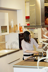 年轻家庭主妇在厨房做饭图片