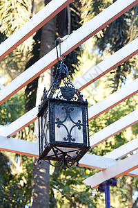 挂在Arbor的装饰灯笼建筑创造力天空街道白色金属公园蓝色黑色灯泡图片