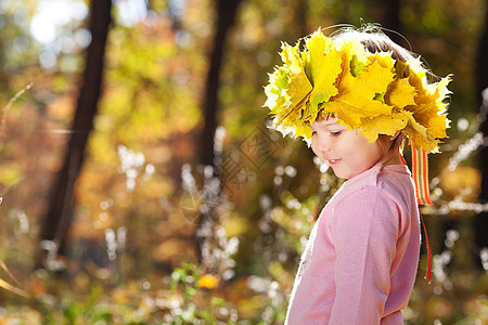 美丽的小女孩 在秋前秋叶的青树叶花圈中微笑女孩森林快乐压痛黄色女儿橙子孩子童年图片