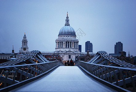 伦敦圣保罗圣保罗大教堂和千年桥天空教会历史王国地标建筑反射旅游吸引力景观图片