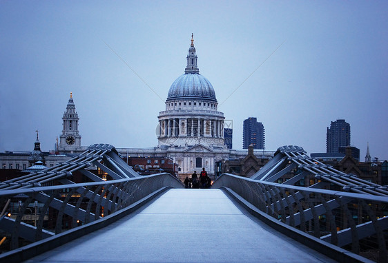 伦敦圣保罗圣保罗大教堂和千年桥天空教会历史王国地标建筑反射旅游吸引力景观图片
