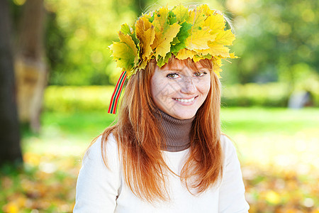 一位美丽的年轻红发女青年 在花圈的肖像学生女性成人森林享受喜悦幸福季节地面女孩图片