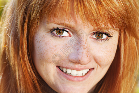 一位美丽的年轻红发女青年的肖像头发金子天气微笑女性黄色地面幸福成人学生图片