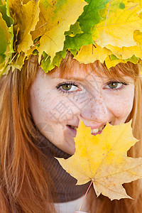一位美丽的年轻红发女青年 在花圈的肖像公园微笑女孩金子青少年森林女性地面学生成人图片