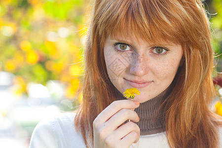 一位美丽的年轻红发女青年的肖像成人乐趣季节喜悦叶子享受青少年女性幸福微笑图片