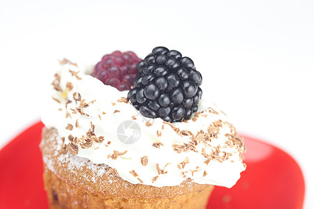 松饼加奶油 薄荷奶油 草莓 黑莓和核浆果早餐蓝色盘子覆盆子甜点巧克力鞭打蛋糕食物图片
