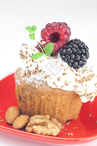 松饼加奶油 薄荷奶油 草莓 黑莓和核早餐盘子飞碟小吃芯片小雨浆果蛋糕鞭打覆盆子图片