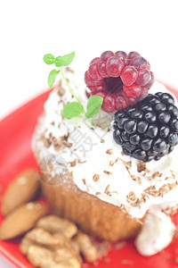 松饼加奶油 薄荷奶油 草莓 黑莓和核小雨巧克力蓝色早餐小吃甜点蛋糕盘子食物坚果图片
