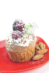 松饼加奶油 薄荷奶油 草莓 黑莓和核早餐食物盘子鞭打蛋糕巧克力蓝色坚果浆果甜点图片