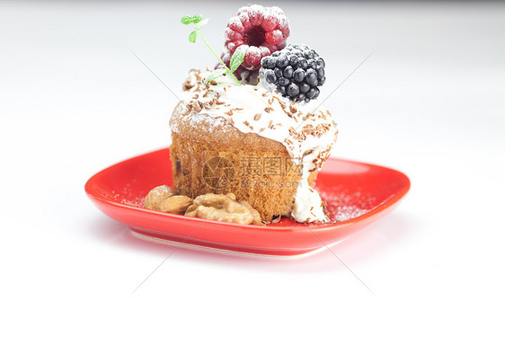 松饼加奶油 薄荷奶油 草莓 黑莓和核小吃覆盆子坚果蛋糕鞭打飞碟浆果甜点巧克力早餐图片
