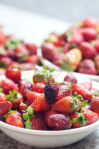 盘子上躺着的红多汁草莓种子早餐热情甜点水果生态宏观食物季节营养图片