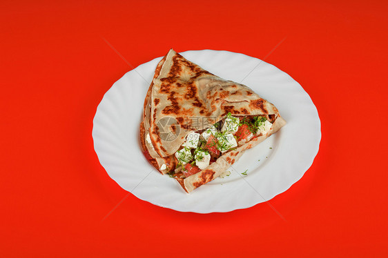 配奶酪和蔬菜的煎饼小吃维生素饮食熏肉油炸孩子植物早餐盘子食物图片